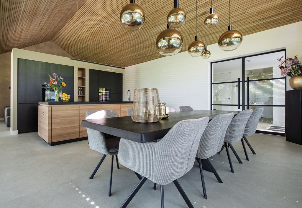 Moderne keuken met zwart stenen kookeiland, houten kasten