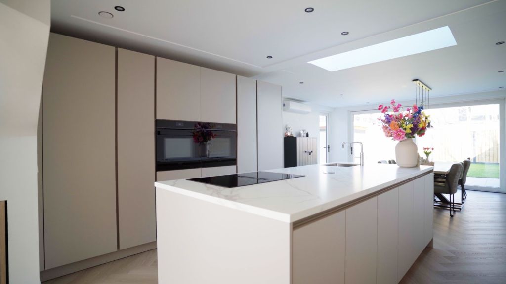 Moderne lichte keuken met kookeiland, marmeren blad