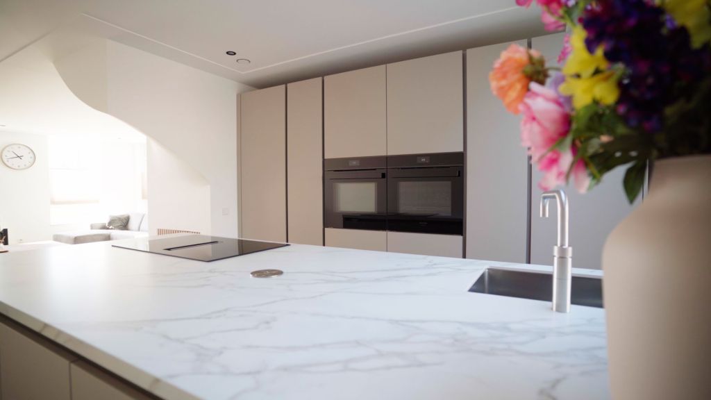 Moderne lichte keuken met kookeiland, marmeren blad