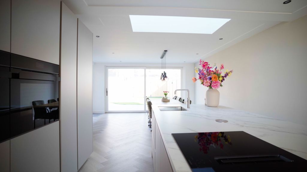 Moderne lichte keuken met kookeiland, marmeren blad