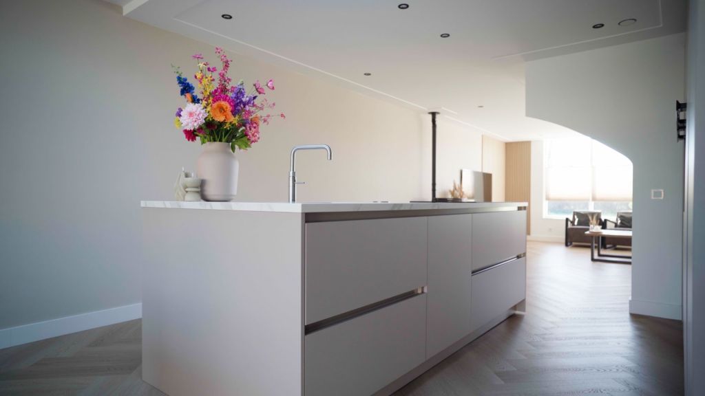 Moderne lichte keuken met kookeiland, marmeren blad